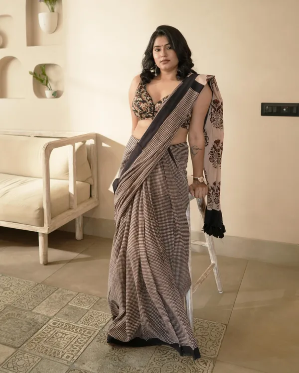 Black_Cotton_Checks_Printed_Mul_Saree_With_Tassels_For_Women